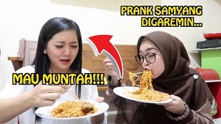 PRANK SAMYANG DIGAREMIN Yah Diomelin 😭😅 [upl. by Arodnahs]