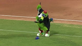 NYMPHI Phillie Phanatic smashes Mets helmet [upl. by Deibel]