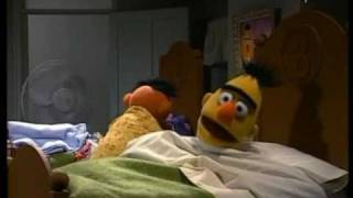 Sesamstrasse  Ernie amp Bert  Ernie bereitet sich aufs Schlafengehen vor [upl. by Niletac]