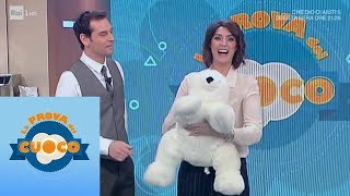 Un ammiratore segreto regala fiori e un orso bianco a Elisa Isoardi  La prova del cuoco 14022019 [upl. by Notsecnirp]