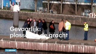 Dronken in de gracht plassen levensgevaarlijk  RTL NIEUWS [upl. by Oicinoid]