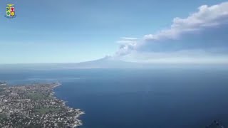 Etna il vulcano in eruzione ripreso da un aereo militare [upl. by Alak]