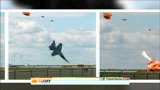 Pilot ejects from F18 jet at the last second just before crash [upl. by Laurance]