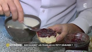 Que mangent les Français au petit déjeuner [upl. by Atteirneh]