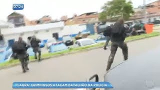 Equipe da Record TV acompanha ataque ao Batalhão da Polícia no Rio de Janeiro [upl. by Erbes]