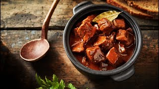 Gulasch  Einfaches Rezept für Rindsgulasch [upl. by Uranie]