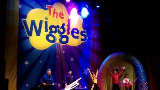 The Wiggles Live  Jacksonville 2014  Apples amp Bananas [upl. by Alma760]