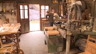 Artisanat  les derniers sculpteurs de bois au couteau [upl. by Denoting]