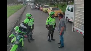 Versiones encontradas sobre caso de policía que golpeó con su casco a conductor en Bogotá [upl. by Yebloc]