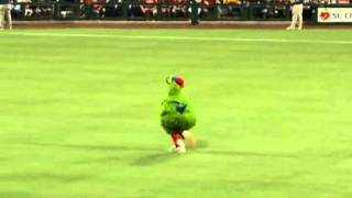 Phillie Phanatic goes streaking [upl. by Niamert]